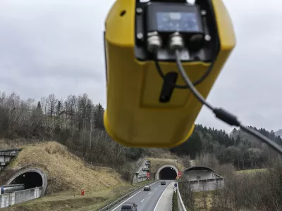 - sektorska kamera pred predorom Trojane - Dars v sodelovanju s policijo uvaja pilotni projekt sektorskega merjenja povprečnih hitrosti vožnje na petkilometrskem odseku trojanskih predorov. - 16.03.2016 - Družba za avtoceste v Republiki Sloveniji (DARS) - Trojane - &scaron;tajerska avtocesta - sektorsko merjenje hitrosti prehitrih voznikov na avtocesti prek Trojan - //FOTO: Jaka Gasar