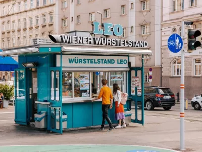 W&uuml;rstelstand Leo, najstarej&scaron;a stojnica s klobasami na Dunaju iz leta 1928. 