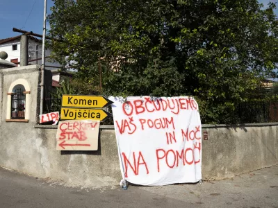 Kostanjevica na Krasu - transparent Občudujemo va&scaron; pogum in moč - Na pomoč - zahvala gasilcem- 23.07.2022 - Največji požar v zgodovini Slovenije na Krasu.  //FOTO: Nik Erik NeubauerOPOMBA &ndash; PREGLED LETA 2022