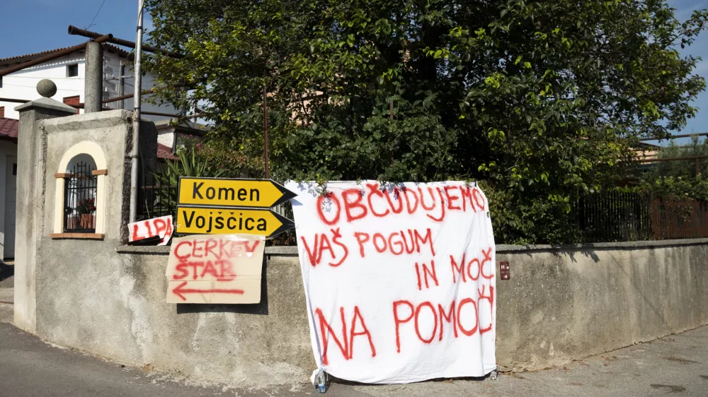 Kostanjevica na Krasu - transparent Občudujemo va&scaron; pogum in moč - Na pomoč - zahvala gasilcem- 23.07.2022 - Največji požar v zgodovini Slovenije na Krasu.  //FOTO: Nik Erik NeubauerOPOMBA &ndash; PREGLED LETA 2022