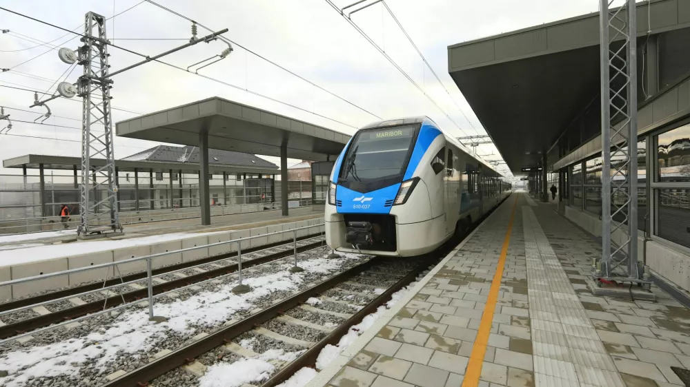 Pragersko - Železni&scaron;ka postaja - Promet - Železni&scaron;ki promet - Dogodek ob koncu projekta nadgradnje železni&scaron;kega vozli&scaron;ča in ureditve železni&scaron;ke postaje Pragersko, govorec je bil minister za kohezijo in regionalni razvoj Aleksander Jev&scaron;ek - Ilustracija - Tematika - železni&scaron;ki tiri - železni&scaron;ko vozli&scaron;če - tračnice - vlak - peron - - Avtor: Andrej Petelin&scaron;ek