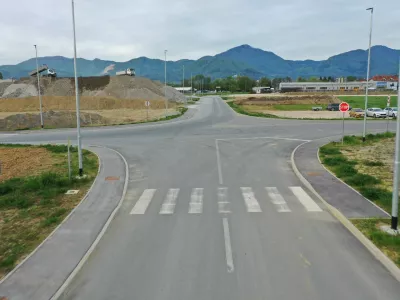 Tak&scaron;en je pogled na kup navoženega gramoza in drugih odpadkov v poslovni coni Arnovski gozd v Žalcu, za ureditev katere je občina prejela tudi evropski denar.

&nbsp;