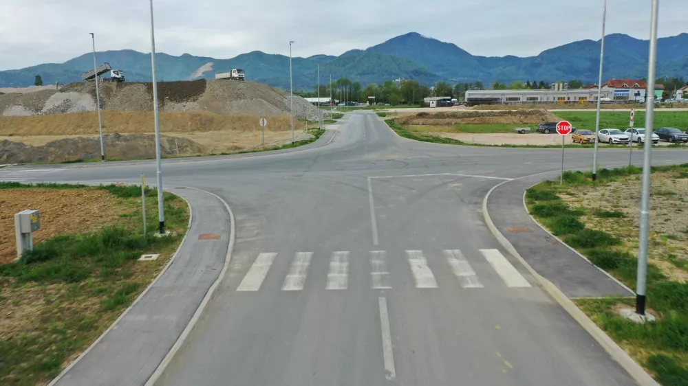 Tak&scaron;en je pogled na kup navoženega gramoza in drugih odpadkov v poslovni coni Arnovski gozd v Žalcu, za ureditev katere je občina prejela tudi evropski denar.

&nbsp;