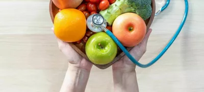 Nutritional food for heart health wellness by cholesterol diet and healthy nutrition eating with clean fruits and vegetables in heart dish by nutritionist and doctor recommended for patient well-being / Foto: Chinnapong