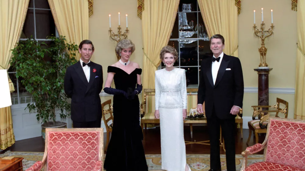 Princ Charles in princesa Diana z zakoncema Ronaldom in Nancy Reagan v rumeni ovalni sobi v predsedni&scaron;ki palači ob obisku ZDA leta 1985 F Wikipedija / Foto: Wikipedija