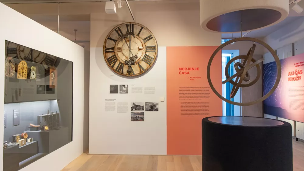 Na razstavi Človek in čas: Od ponedeljka do večnosti si lahko ogledamo, kako in s katerimi napravami so merili čas včasih in kako ga merimo danes, kako delujejo sončne ure, kako je nastal koledar, kaj je svetovni čas ter zakaj smo uvedli časovne pasove.

&nbsp;

&nbsp;