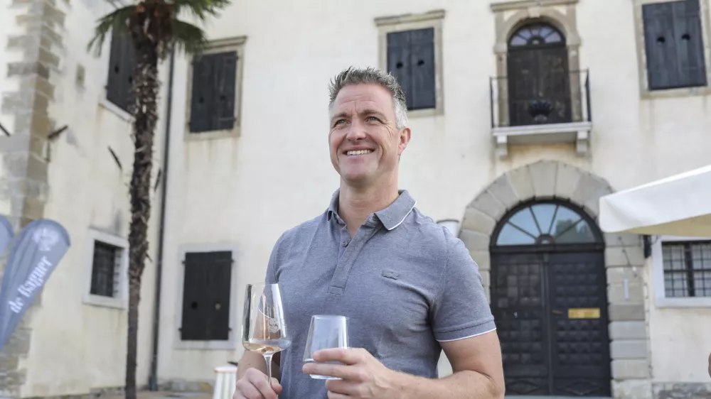 nekdanji dirkač Formule 1 Ralf Schumacher - 14.09.2020 &ndash; Dobrovo - Vinska klet Gori&scaron;ka Brda - obisk nekdanjega zveznika F1 Ralfa Schumacherja, ki je pri&scaron;el na ogled zaključnih del ročne priprave njegovih ros&eacute; penin, ki jih posebej zanj polni Klet Brda. //FOTO: Jaka Gasar