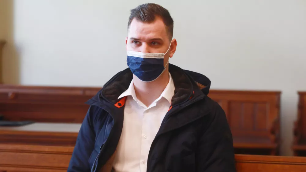 Vojko Tadina je s tožilstvom podpisal sporazum o priznanju krivde in se dogovoril za pet let zapora na odprtem oddelku v Rogozi.

&nbsp;

&nbsp;