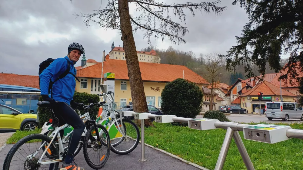 &raquo;Župan Železnikov si v zadnjem letu in pol ni vzel časa, da bi se pogovorili o tem, kje vidi težave z RAS. To se mi zdi popolnoma nesprejemljivo glede na to, da je občina Železniki solastnica agencije,&laquo; je včeraj dejal Ga&scaron;per Kleč.

&nbsp;

&nbsp;