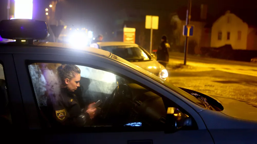 - policistka - preverjanje dokumentov - javna uprava - kazenska politika- 19.01.2015 - Ttrža&scaron;ka cesta pri Dolgem mostu - Policija - nadzor prometa - policijska prometna patrulja - poostrena kontrola cestnega prometa v nočnih urah - //FOTO: Bojan Velikonja
