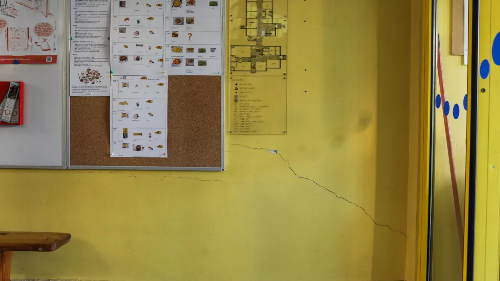 Poslopje centra je bilo zgrajeno leta 1946, dograjeno pa leta 1965; tako domski kot &scaron;olski del pa od takrat nista dočakala nobene večje obnove&nbsp;