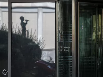 - simbolična fotografija - deček s pi&scaron;čalko &ndash; Pastirček - simbol RTV -  - 21.09.2022 - akcija v podporo novinarkam in novinarjem ter ostalim sodelavcem javne RTV Slovenije, ki jo je izvedel Mladi forum Socialnih demokratov,  //FOTO: Luka Cjuha