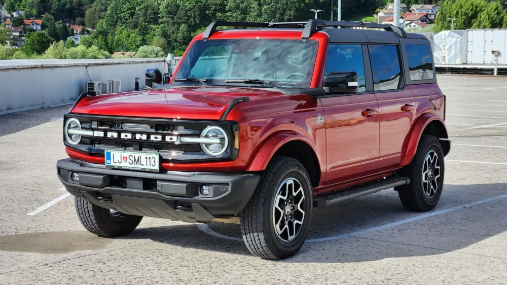 Bronco je velik &scaron;portni terenec, ki se odlično znajde tudi na zahtevnej&scaron;i podlagi.