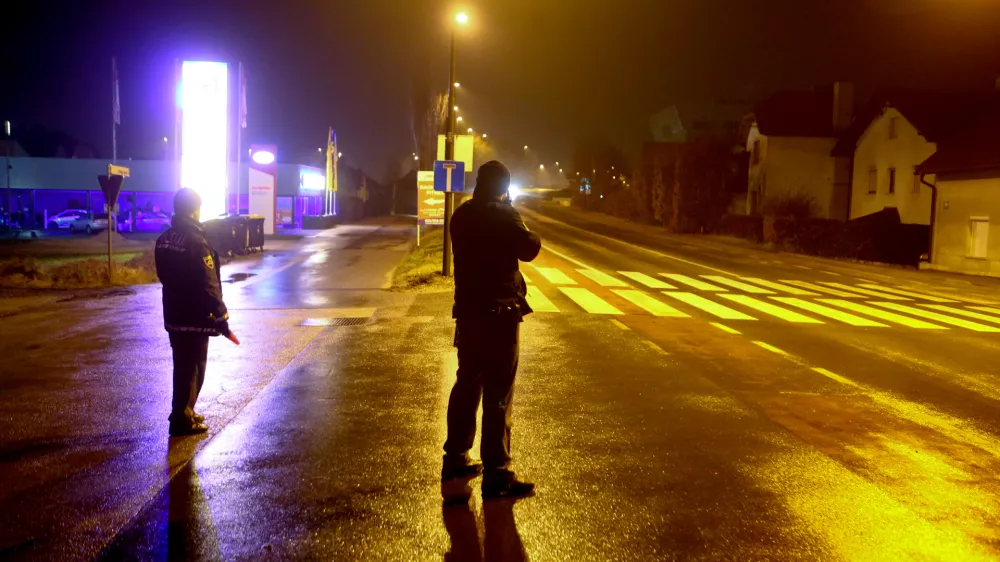 - policist - javna uprava - kazenska politika- 19.01.2015 - Ttrža&scaron;ka cesta pri Dolgem mostu - Policija - nadzor prometa - policijska prometna patrulja - poostrena kontrola cestnega prometa v nočnih urah - //FOTO: Bojan Velikonja