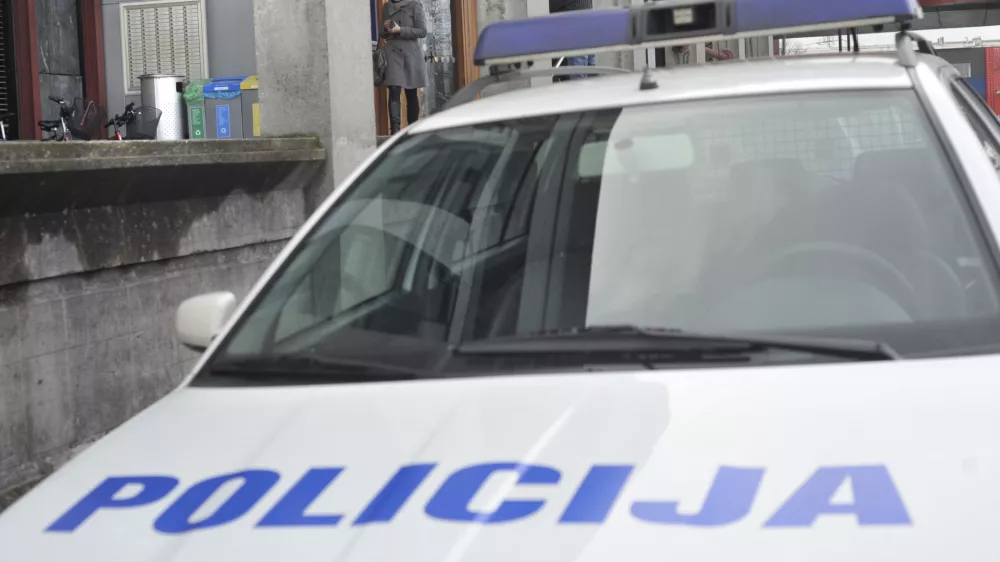  simbolična - ilustrativna fotografija NLB, afera, preiskave, preiskava, policija- &Scaron;martinska cesta 132 - Nova Ljubljanska banka - hi&scaron;na preiskava -   - hi&scaron;ne preiskave 2013 - kriminalistična preiskava domnevno spornega poslovanja NLB. - zaradi nepravilnosti pri odobravanju kreditov banka o&scaron;kodovana za tri milijone evrov   //FOTO: Tomaž Zajel&scaron;nik