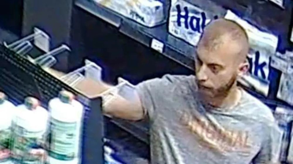 Srb je bil aretiran, potem ko je prej&scaron;nji petek do smrti zabodel nekdanjega vodjo oblikovanja pri Rolls-Royceu