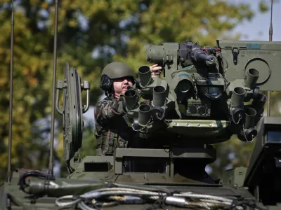 - predstavitev prvega srednjega kolesnega oklepnega vozila 8 X 8 Patria, ki ga je naročnik - Ministrstvo za obrambo od izvajalca prevzelo v validacijo.- prvi finski oklepnik patria, opremljen z oborožitveno postajo M151 norve&scaron;kega proizvajalca Kongsberg za potrebe SV - Slovenska vojska - voja&scaron;nica generala Maistra v Mariboru /FOTO: Matej Pov&scaron;eOPOMBA: ZA OBJAVO V ČASOPISU DNEVNIK