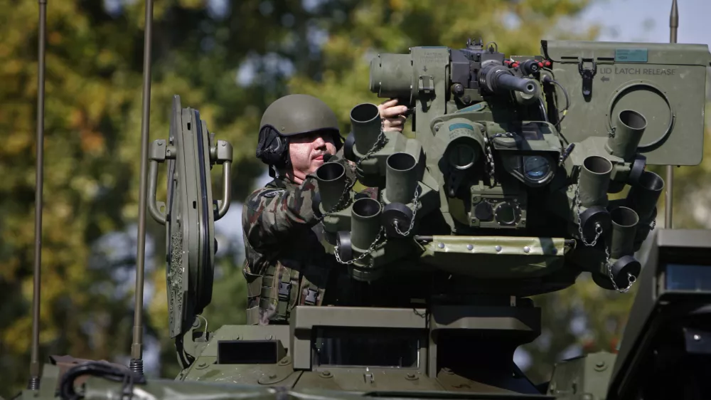 - predstavitev prvega srednjega kolesnega oklepnega vozila 8 X 8 Patria, ki ga je naročnik - Ministrstvo za obrambo od izvajalca prevzelo v validacijo.- prvi finski oklepnik patria, opremljen z oborožitveno postajo M151 norve&scaron;kega proizvajalca Kongsberg za potrebe SV - Slovenska vojska - voja&scaron;nica generala Maistra v Mariboru /FOTO: Matej Pov&scaron;eOPOMBA: ZA OBJAVO V ČASOPISU DNEVNIK