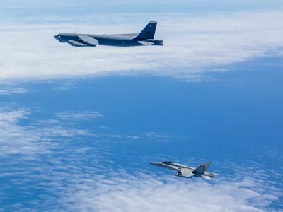 Ameri&scaron;ki bombnik v spremstvu finskega lovca.