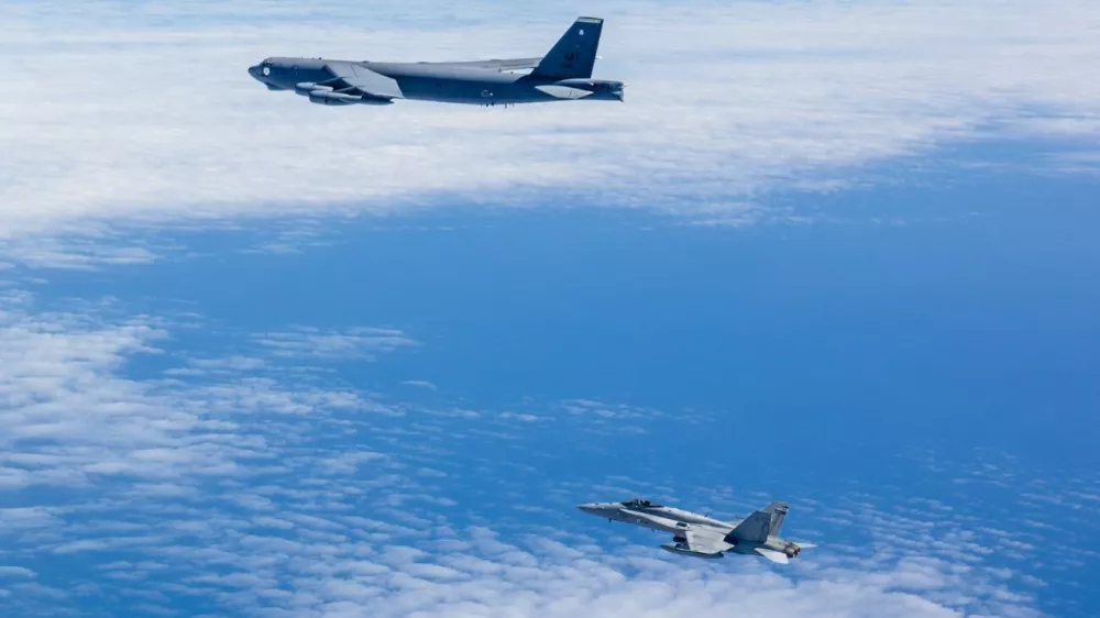 Ameri&scaron;ki bombnik v spremstvu finskega lovca.