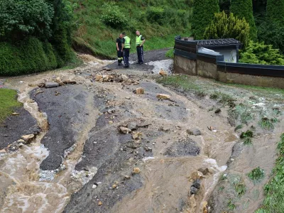 HANDOUT - 20 July 2024, Austria, Judenburg: Firefighters on duty in the Judenburg area after storms led to mudslides, landslides and subsequent road closures. Photo: Handout/BFV JUDENBURG/dpa - ACHTUNG: Nur zur redaktionellen Verwendung im Zusammenhang mit einer Berichterstattung und nur mit vollst&auml;ndiger Nennung des vorstehenden Credits