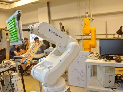  - simbolična fotografija - inovativnost - robotska roka,robotika,industrijski robotROBOTI ZA PROFIT IN ZABAVO - Programiranje sodobnih proizvodnih robotov  - Poletni tabor Inovativnih tehnologij 2013 na Fakulteti za elektrotehniko Univerze v Ljubljani - delavnice namenjene osnovno&scaron;olcem od 7. do 9. razreda in srednje&scaron;olcem od 1. do 3. letnika.  //FOTO: Tomaž Zajel&scaron;nik