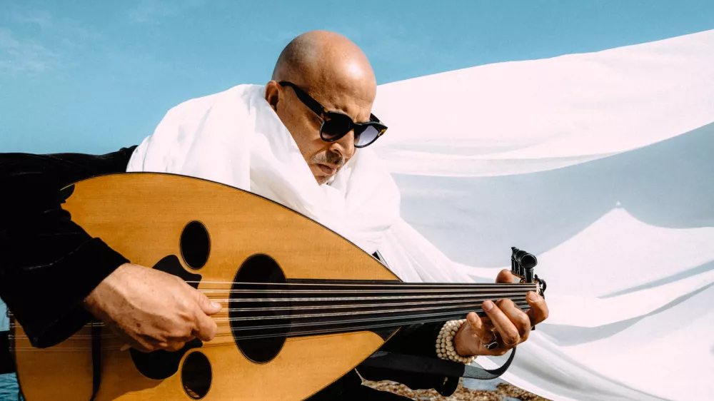 Na festival med drugim prihaja Dhafer Youssef, tunizijski pevec in virtuoz na bližnjevzhodni &raquo;lutnji&laquo; F arhiv festivala Glasbe sveta