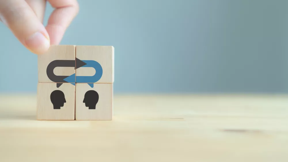 &nbsp;&nbsp;&nbsp;&nbsp;&nbsp;&nbsp; Prisluhnimo strankam. 