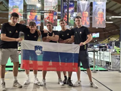 Ekipa Mechatronics Rescue Team, ki so jo sestavljali dijaki Jernej Romih, Blaž Strajnič, Rok Vnučec, Filip Kokol in Blaž Gril s Srednje &scaron;ole za strojni&scaron;tvo, mehatroniko in medije.

&nbsp;

&nbsp;

&nbsp;