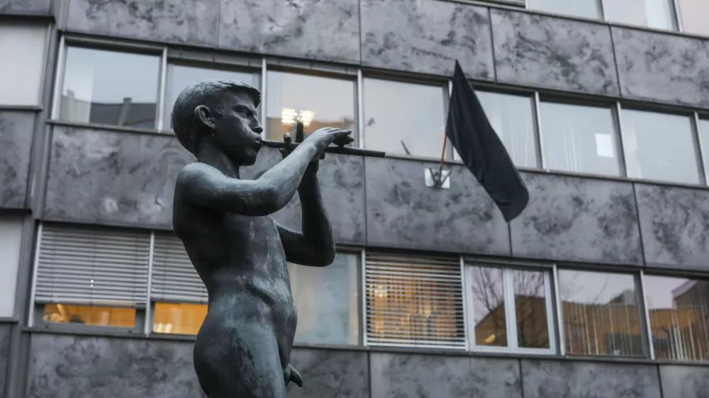 17.12.2021. - Simbolična fotografija - Deček s pi&scaron;čalko pred stavbo RTV Slovenija je delo kiparja Zdenka Kalina. (1. maj 1946) - pastirček je simbol TV Slovenija - RTV SLO in črna zastava.//FOTO: Bojan Velikonja