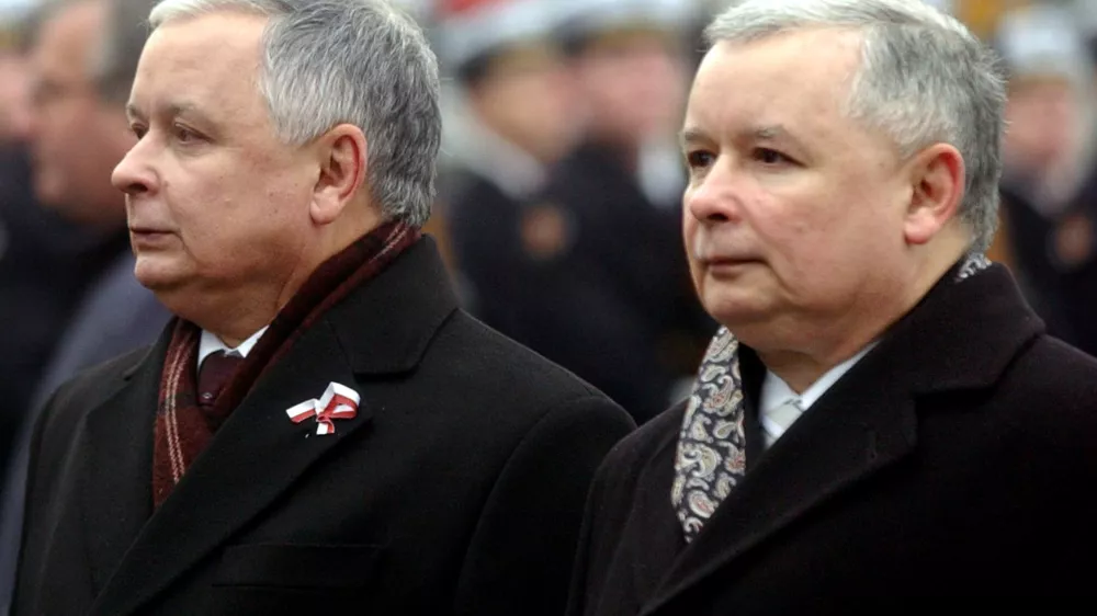 Polish President Lech Kaczynski, left, and his twin brother and Polish Prime Minister Jaroslaw Kaczynski attend ceremonies marking the 88th anniversary of Poland's independence, in Warsaw Saturday, Nov.11, 2006. (AP Photo/Alik Keplicz)