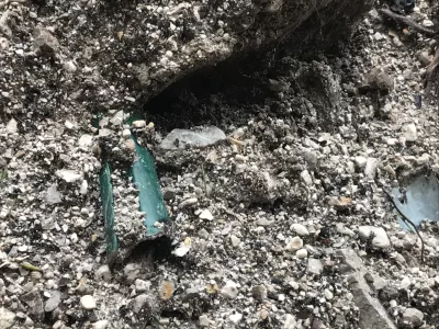 Ostanek plastične cevi v pesku.

&nbsp;

&nbsp;

&nbsp;