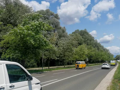 Parcele, ki jih je včeraj na dražbi kupila družba NG Projekt, nimajo urejenega dostopa. Prostorski načrt pa kaže, da se bo nekoč v prihodnosti dostopna cesta do njih odcepila z Barjanske ceste (na fotografiji).

&nbsp;

&nbsp;