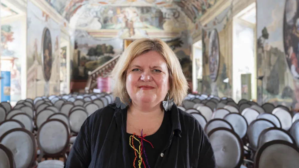 Alenka Černelič Kro&scaron;elj, direktorica Posavskega muzeja Brežice, v vite&scaron;ki dvorani, najlep&scaron;i baročno poslikani dvorani na Slovenskem

&nbsp;

&nbsp;