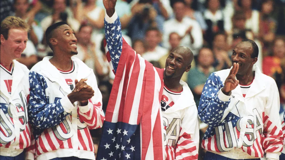 Ameri&scaron;ka ko&scaron;arkarska rerpezentanca (od leve Larry Bird, Scottie Pippen, Michael Jordan in Clyde Drexler) je bila glavna atrakcija na olimpijskih igrah leta 1992 v Barceloni.

&nbsp;

&nbsp;

&nbsp;