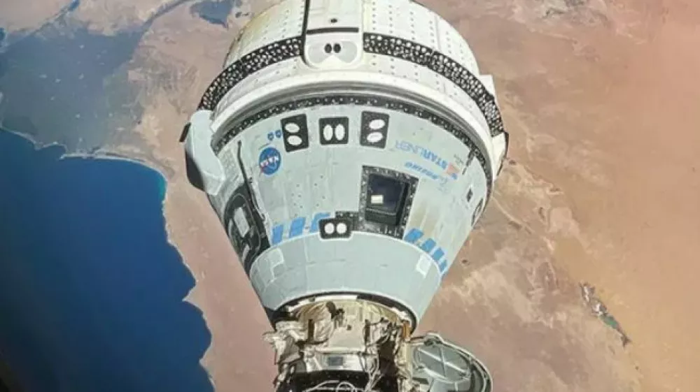 Starliner, ki ga izdeluje ameri&scaron;ki Boeing, naj bi bil vesoljsko plovilo za večkratno uporabo, s katerim bi Nasa prevažala na ISS posadko. Misija se že leta sooča z zamudami in prihaja v težkih časih za Boeing, ki se sooča s krizo glede varnosti potni&scaron;kih letal.