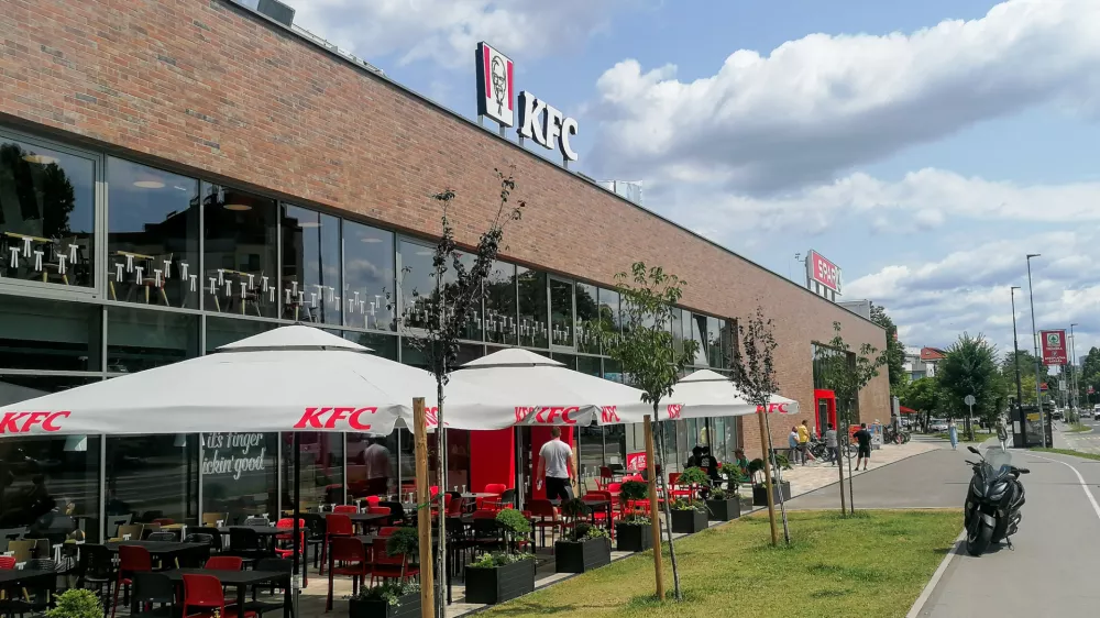 Prva poslovalnica KFC v Ljubljani deluje v prostoru, za katerega investitor gradnje &scaron;e ni pridobil uporabnega dovoljenja. Na ljubljanski upravni enoti so pojasnili, da so vlogo za izdajo dovoljenja dobili v zadnjem tednu junija.

&nbsp;

&nbsp;
