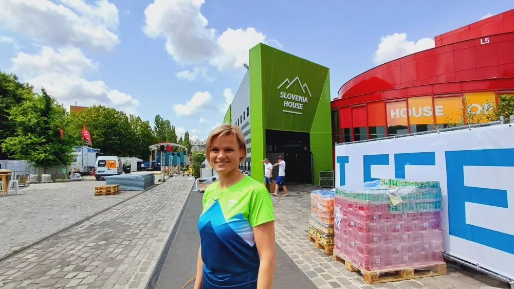 Pari&scaron;ke igre so za zlato olimpijko Ur&scaron;ko Žolnir Jugovar že pete olimpijske igre, na katerih je nastopila v treh različnih vlogah: trikrat kot &scaron;portnica in enkrat kot trenerka, medtem ko je v francoski prestolnici programska vodja slovenske hi&scaron;e.

&nbsp;

&nbsp;