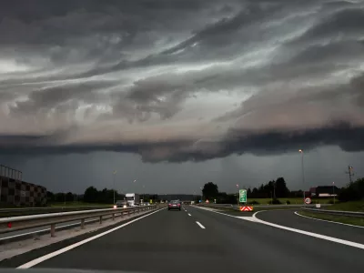 - Nevihta, nevihtni oblak. &Scaron;tajerska avtocesta Maribor Ljubljana- 19.07.2023 &ndash; vreme - oranžno opozorilo za celotno Slovenijo &ndash; nevihtni pas - nevihte //FOTO: