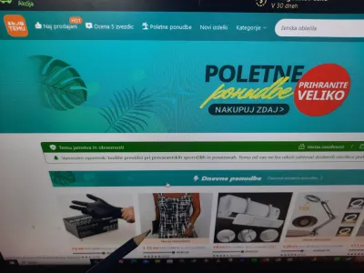 Nem&scaron;ka potro&scaron;ni&scaron;ka organizacija je spletno tržnico Temu obtožila, da potro&scaron;nike zavaja z navidezno arbitrarnimi popusti, vpra&scaron;ljivimi ocenami izdelkov in manipulativnim dizajnom.

&nbsp;

&nbsp;