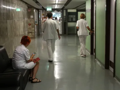 Zdravniki iz tujine so ponekod že znatno omilili kadrovsko krizo, a v zdravstvenih zavodih opozarjajo tudi na raznolike ovire, ki otežujejo njihovo zaposlovanje. Fotografija je simbolična.

&nbsp;

&nbsp;

&nbsp;