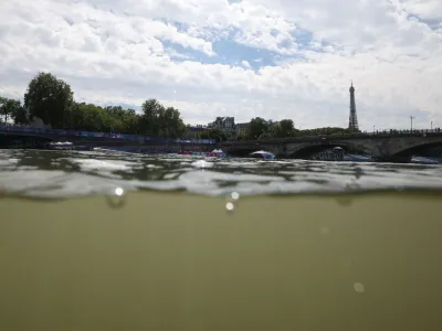 Paris 2024 Olympics - Triathlon - Alexander III Bridge, Paris, France - July 28, 2024. General view of the Eiffel Tower and the River Seine taken from the Triathlon start after training was cancelled amid water quality concerns REUTERS/Kai Pfaffenbach   TPX IMAGES OF THE DAY