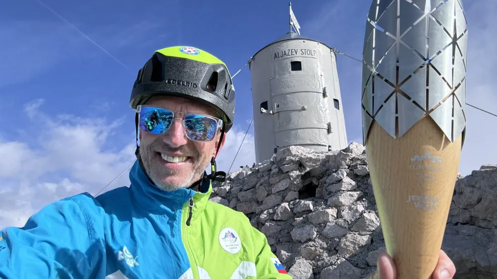 Utrinek z vrha Triglava, kamor je &scaron;tirikratni olimpijec Jani Klemenčič ponesel olimpijsko plamenico.