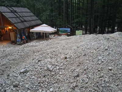 Takole je kamenje že drugič v &scaron;tirinajstih dneh zasulo obračali&scaron;če pri poti do slapa Rinka.

&nbsp;