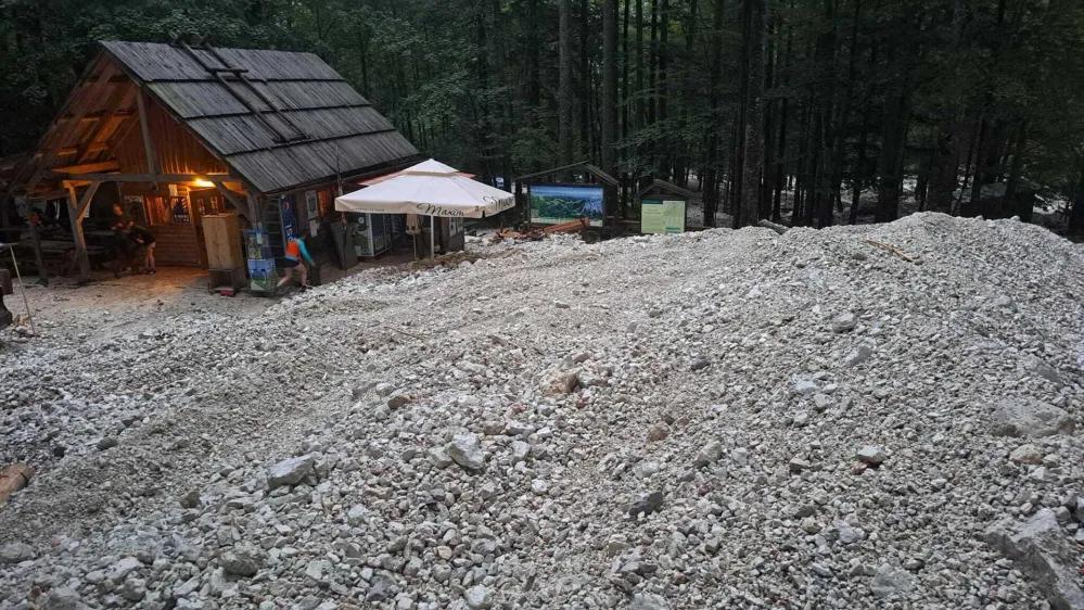 Takole je kamenje že drugič v &scaron;tirinajstih dneh zasulo obračali&scaron;če pri poti do slapa Rinka.

&nbsp;