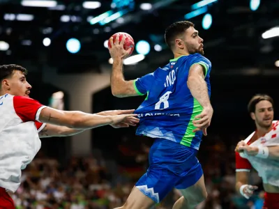 Blaž Janc (z žogo) je dosegel osem golovob le enem zgre&scaron;enem strelu in je bil nere&scaron;ljiva uganka za obrambo Hrva&scaron;ke.

&nbsp;

&nbsp;