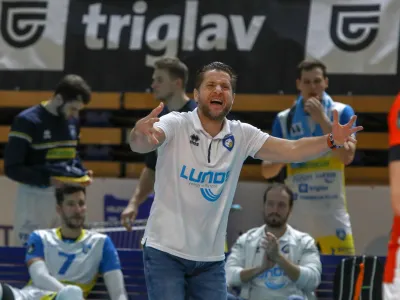 trener OK Merkur Maribor Sebastijan &Scaron;korc- 22.12.2021 &ndash; odbojka &ndash; ACH Volley: OK Merkur Maribor, zaključni turnir slovenskega pokala, mo&scaron;ki: finale  //FOTO: Luka Cjuha.