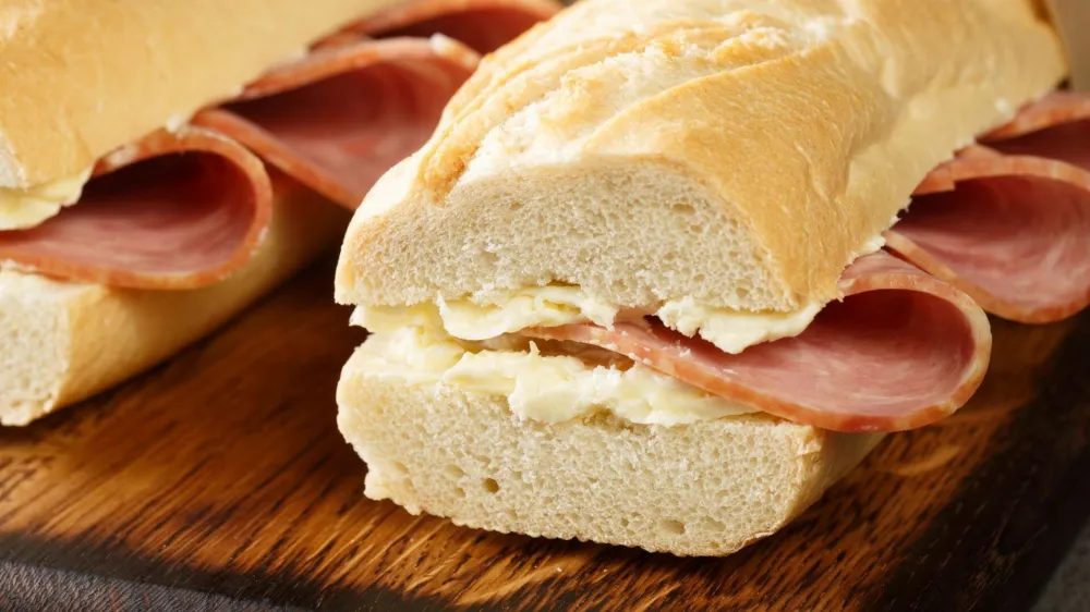 Tasty jambon-beurre is a French ham sandwich made of a fresh baguette sliced open, spread with salty butter, and filled with slices of ham / Foto: Alleko