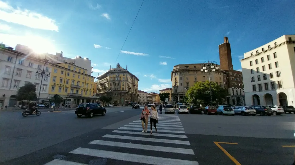 Trg Oberdan je lahko izhodi&scaron;če tudi do sodne palače na Trgu Foro Ulpiano kjer so bili v času fa&scaron;izma in nacizma zaprti in mučeni mnogi Slovenci.