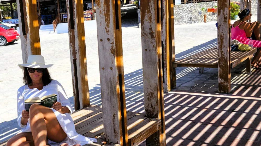 Mi&scaron;a Molk na dopustu veliko bere. Foto: facebook